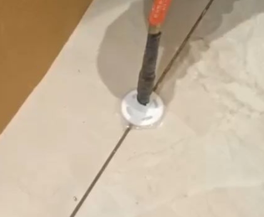 松溪瓷砖空鼓维修公司专业解答瓷砖在铺贴过程中，如果没有涂抹均匀到位的粘结材料（如水泥砂浆或瓷砖胶），可能会导致以下问题