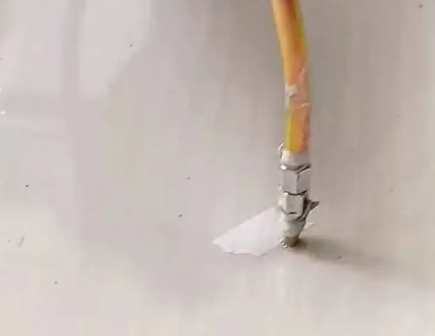 松溪瓷砖空鼓维修公司专业解答在瓷砖铺贴过程中，如果使用的砂料过粗（如全部使用了粗砂），可能会导致以下问题