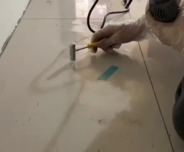 松溪瓷砖开裂维修公司专业分享瓷砖在铺贴前如果没有沥干水分，将会导致以下问题